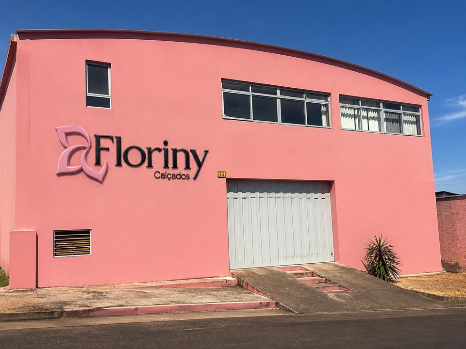 Fachada da fábrica da Floriny Calçados, em Bom Despacho, MG